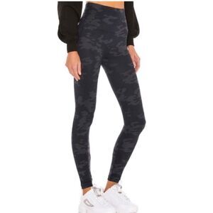SPANX Look At Me Now Seamless Legging Black Camo Size Small